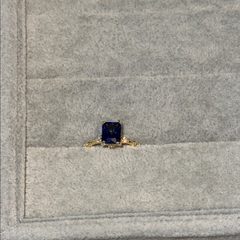 Elegant Blue Gemstone Ring with Gold Tone Band 6 jewels along band 7.5 ring size